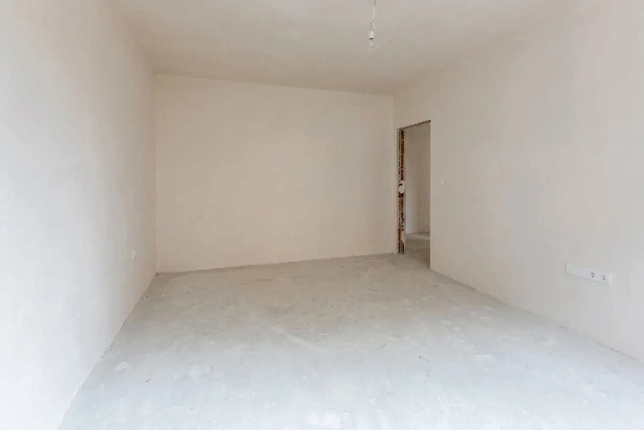 Habitación vacía en obra, antes del home staging virtual