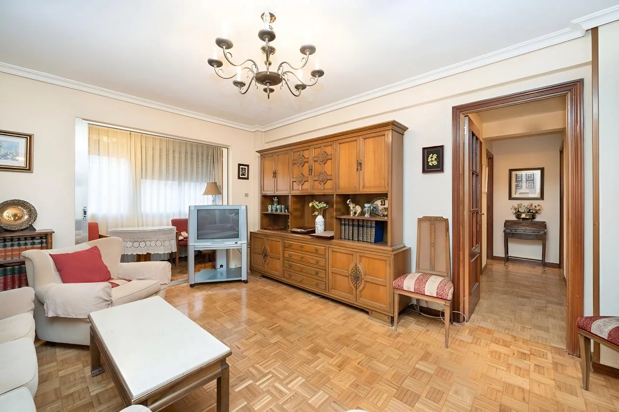 Salón con muebles antiguos y decoración anticuada, antes del home staging virtual